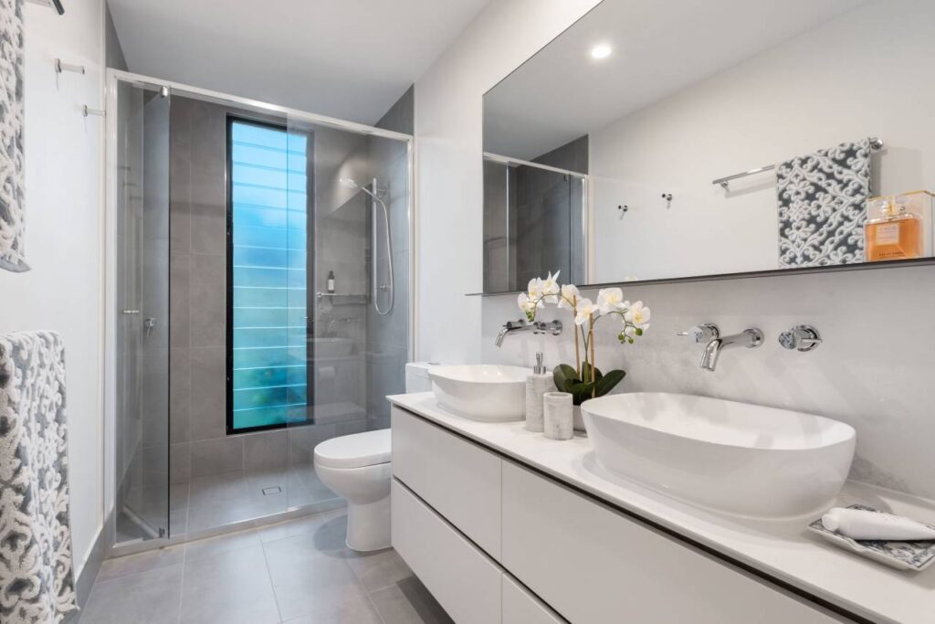 Modern bathroom with heated floors, Steven Ungermann, Unsplash