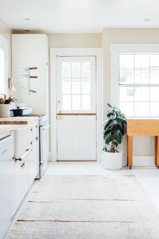 White kitchen with multiple window banks: Paul Hanaoka, Unsplash